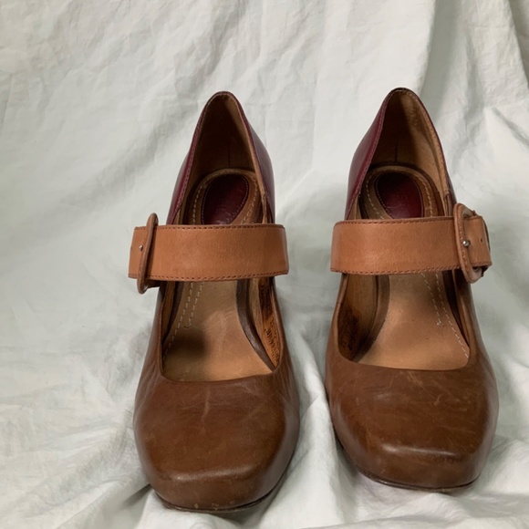 Brown and Burgundy Fossil Mary Jane Pumps 3 1/2” Heels size 7.5 - Picture 3 of 9